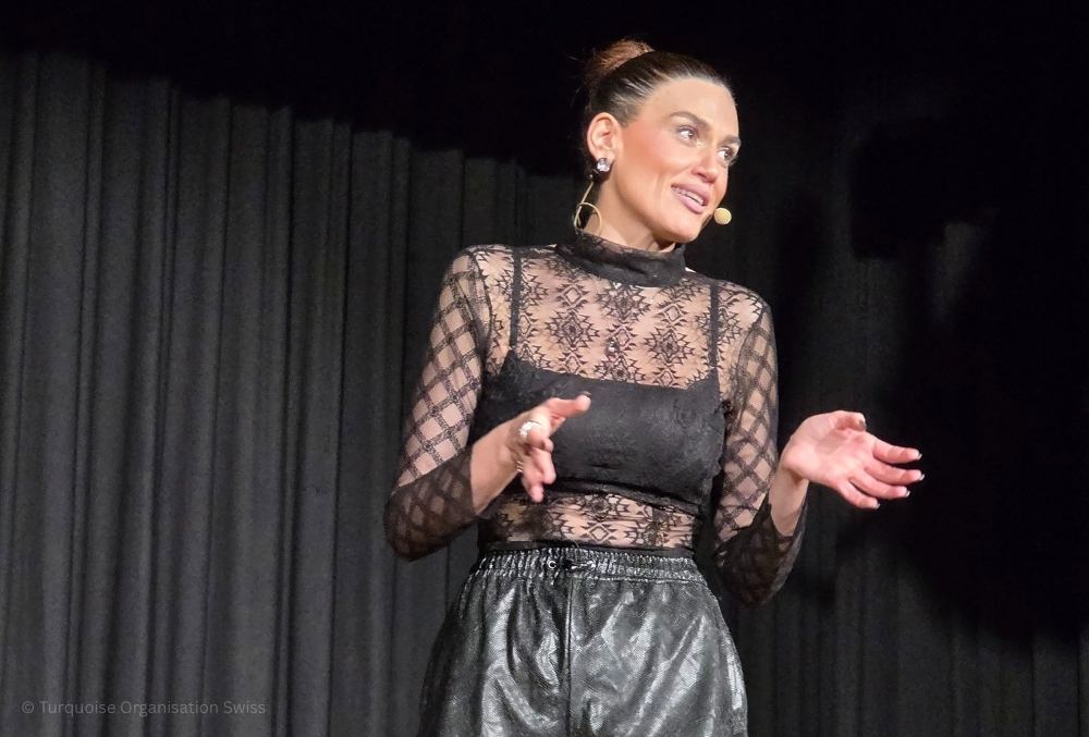 Read more about the article Miray Akovalıgil ‘Ya Bende Bir Şey Yoksa?’ – Stand Up